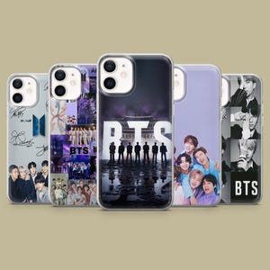 Puede incluir: Una colección de cinco fundas para teléfonos con varios diseños. Las fundas muestran imágenes de un grupo musical, incluyendo fotos grupales, firmas y el logotipo del grupo. Las fundas están diseñadas para un smartphone.