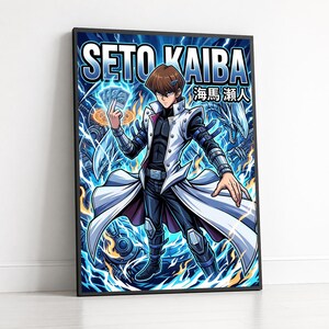 Pode incluir: Um cartaz emoldurado apresentando a personagem de anime Seto Kaiba com cabelo castanho, vestindo um casaco branco comprido sobre um traje preto. O fundo exibe relâmpagos azuis, chamas cor de laranja e um dragão branco. O texto diz SETO KAIBA e 海馬瀬人.