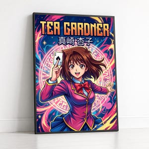 Pode incluir: Um poster emoldurado com uma personagem de estilo anime de cabelo castanho, vestindo um blazer cor-de-rosa com laço vermelho e saia azul. A personagem segura uma carta de ás de espadas contra um fundo vibrante e rodopiante com o texto TEA GARDNER.