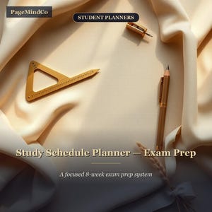Peut inclure: Une règle triangulaire en métal doré, un crayon et un taille-crayon reposent sur un tissu crème. Le texte indique "Study Schedule Planner - Exam Prep" et "A focused 8-week exam prep system". L'image comprend également le texte "PageMindCo" et "STUDENT PLANNERS".