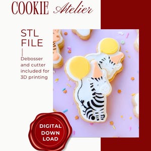 Op de afbeelding: Een digitaal STL-bestand voor een koekjesvorm en embosser met een zebra-ontwerp met een feesthoedje en een gele ballon. De tekst luidt COOKIE ATELIER, STL FILE, Debosser and cutter included for 3D printing, en DIGITAL DOWNLOAD.
