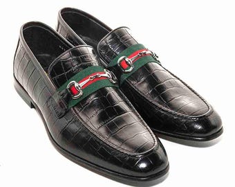 Mocassins en cuir noir façon crocodile, faits main : chaussures de luxe pour homme avec mors et bride verte et rouge.