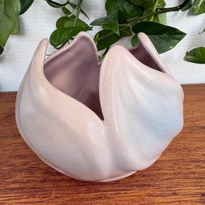 Magnífico jarrón Colorado Tulip Wave de Van Briggle Pottery - Color púrpura azulado único y poco común - Maceta - Escultura Art Nouveau