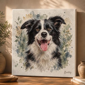 Könnte beinhalten: Ein quadratischer Leinwanddruck mit einem Aquarell-Porträt eines schwarz-weißen Border Collies mit herausgestreckter Zunge. Der Hund ist von weichen grünen und blauen botanischen Spritzern umgeben. Der Name Buddy steht unten rechts.
