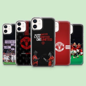 Op de afbeelding: Een verzameling van vijf telefoonhoesjes met het logo van Manchester United en teamafbeeldingen. De hoesjes tonen het clublogo, spelers en slogans als "BORN UNITED LIVE UNITED DIE UNITED". De hoesjes zijn rood, zwart en wit.