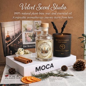 Peut inclure: Ensemble d'aromathérapie avec une bouteille en verre et une bougie. La bouteille a un bouchon en bois et une étiquette "Velvet Scent Studio". La bougie est dans un récipient noir avec le texte "ROYALY CANDLES". Comprend des pommes de pin et des tranches d'orange.