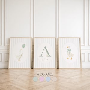 Peut inclure: Trois cadres muraux illustrés de oies blanches sur un fond à rayures bleu clair. L'affiche de gauche montre une oie avec un ballon vert, celle du centre porte la lettre A et le prénom Alice, et celle de droite montre une oie avec un nœud.