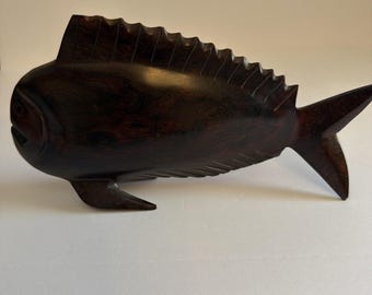 Mesa de madera vintage con forma de pez tallada a mano en madera de hierro (mediados de siglo) para decoración del hogar