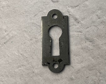 Vintage vernickelter Escutcheon - kleines Schlüsselloch - antik Charm - Schlüsselloch Anhänger - Schlüsselplatte - Vintage Hardware - Schlüsselloch Halskette