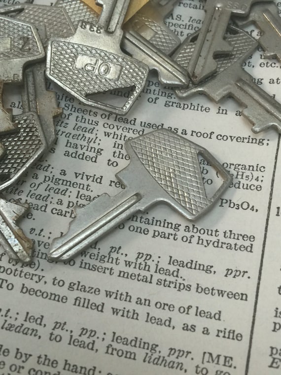 Flat  Padlock Key set of 5, Antique skeleton key, Vintage lock key, rusty old keys, assortment of key, variety key lot