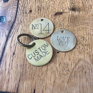 Etiqueta de metal y latón redonda de 1,5" perforada a mano personalizada - etiqueta para llavero estampada a mano - llavero - etiqueta para mascota - etiqueta grabada personalizada - etiqueta para llavero de hotel -