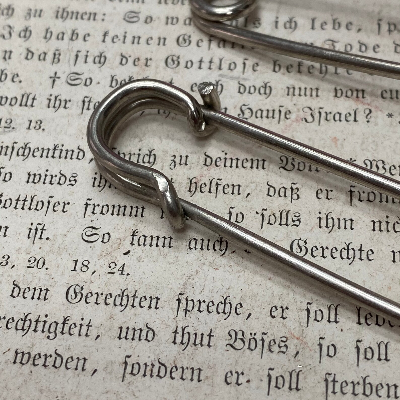 Antiguo pin de lavandería de latón niquelado etiqueta de | Etsy