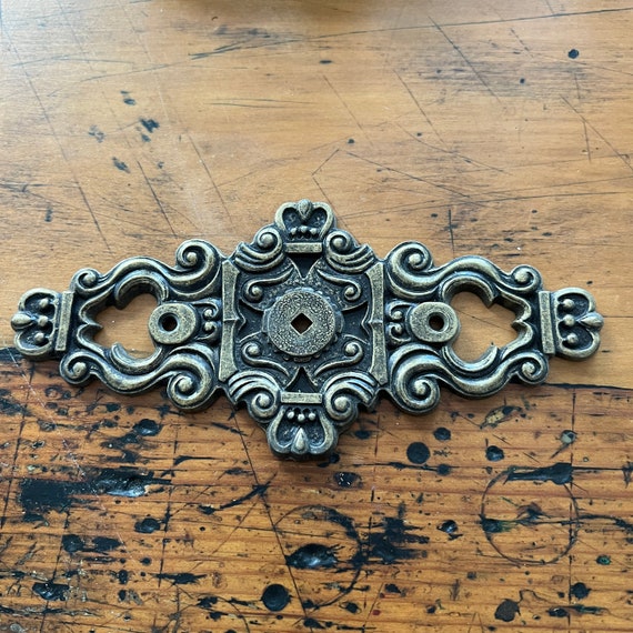 Vintage ornate knob backplate - antique brass knob backer