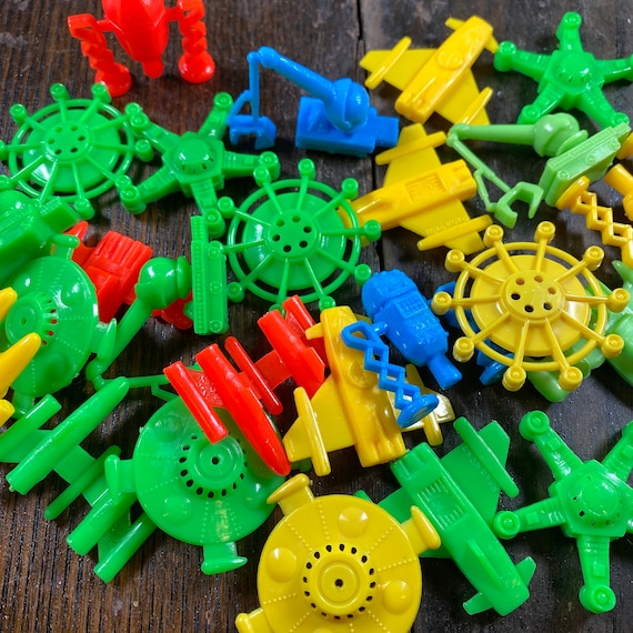 Lot of 5 vintage vending machine spaceship robot toys - robot gum ball machine charm - old children trinket toy