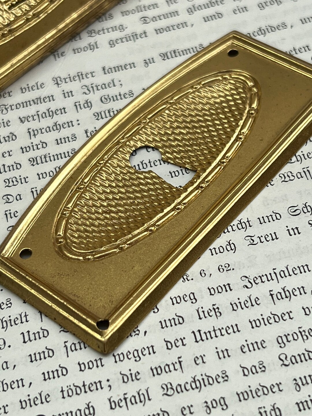 Vintage Ornate Rectangle Escutcheon Plate Keyhole Antique Brass vintage-ornate-rectangle-escutcheon-plate-keyhole-antique-brass