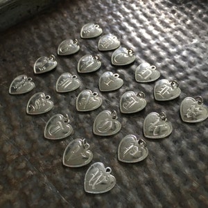Dije de corazón inicial de plata vintage - corazón plateado de mediados de siglo - hallazgo de joyería antigua - dije de letra antiguo