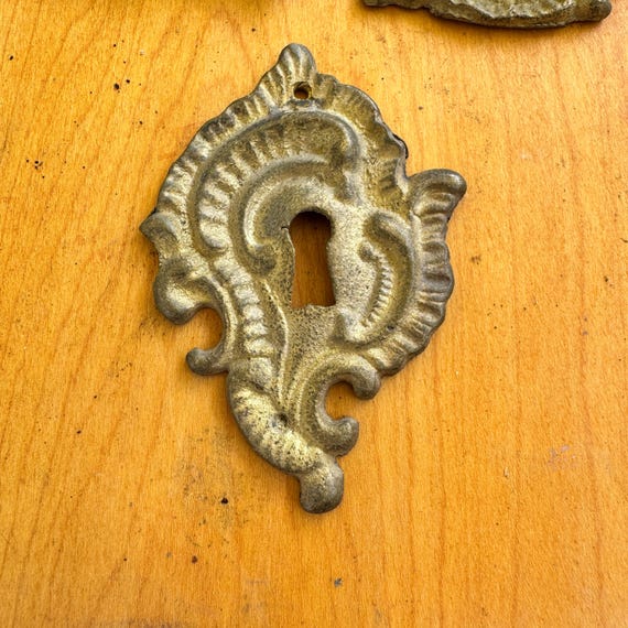 Lot of 10 Vintage ornate escutcheon plate - keyhole - antique brass pendant charm