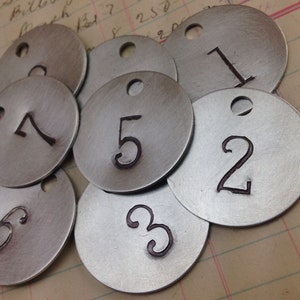 Etiqueta numerada redonda de aluminio plateado - etiqueta de llave estampada a mano - llavero de habitación - etiqueta de llave de hotel - etiqueta de metal numerada - etiqueta de llave de casillero de metal -