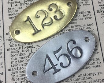 Étiquettes numérotées en laiton ou en aluminium perforées à la main - Étiquettes de casier numérotées personnalisées - plaques d’immatriculation ovales de date d’année - numéros de porte de chambre d’hôtel