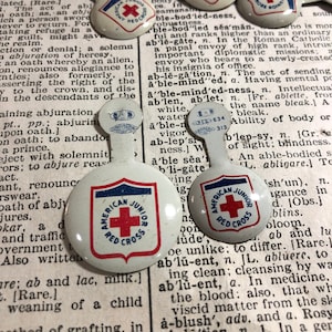 Vintage American Junior Red Cross Tin Fold Back Pin - Anstecknadel - Antik Blechspielzeug Knopf - Vintage Werbung Button Anstecker