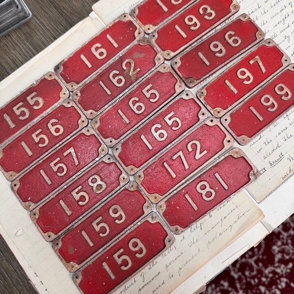 Numeri della scatola del fuoco vintage Etichetta rossa in metallo - numeri preferiti numero industriale - etichetta in metallo steampunk - etichette per armadietti vintage dorate -