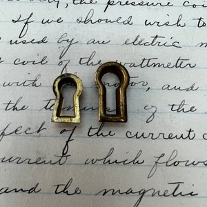 Vintage brass escutcheon  -small  keyhole - antique brass charm - keyhole pendant - key hole plate - vintage hardware - keyhole necklace