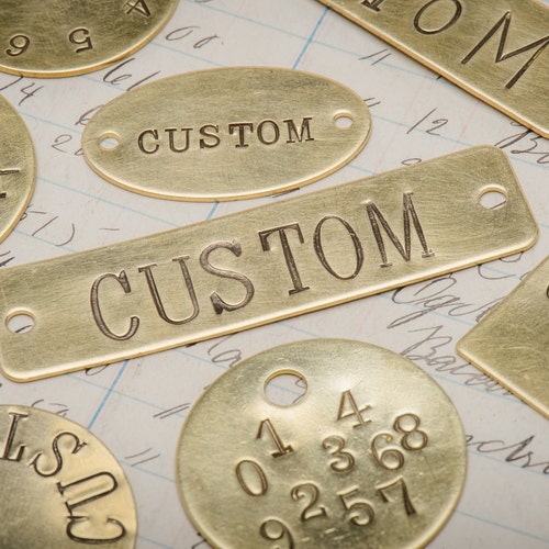 Médaillon personnalisé en laiton perforé à la main - porte-clés estampé à la main - porte-clés - médaille pour animal de compagnie - étiquette gravée personnalisée - porte-clés d'hôtel - étiquette d'identification personnalisée
