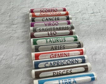 Pode incluir: Doze etiquetas coloridas com os nomes dos signos do zodíaco: Escorpião, Aquário, Câncer, Virgem, Sagitário, Leão, Touro, Áries, Gêmeos, Capricórnio, Peixes e Libra.