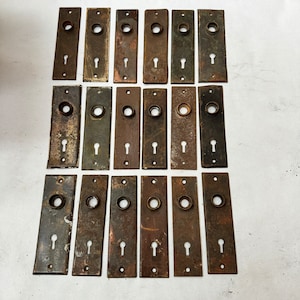 Vintage door plate - ONE Rusty keyhole - escutcheon plate - doorbell- door knob -  metal