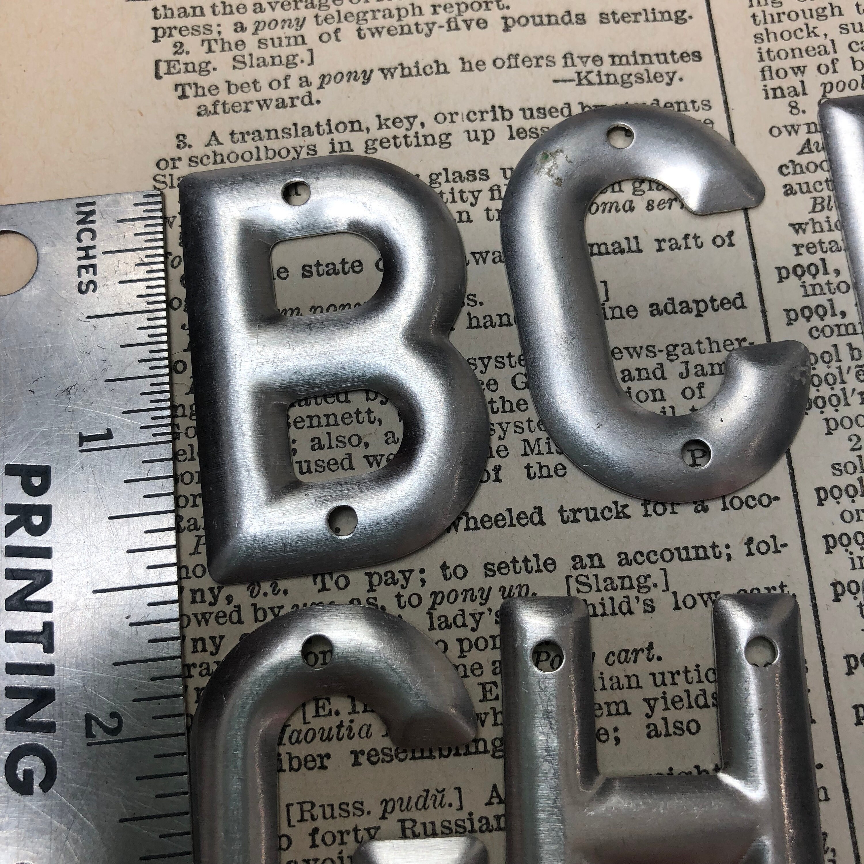 Vintage Metallbuchstaben 1,5 Alphabet Premax Telefonmastenbuchstabe  Adressbuchstaben Industriebuchstabe Hausbrief silberfarbenes Metallschild -  .de