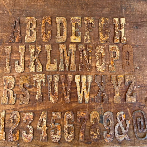 Chiffres et lettres en métal rouillé - Lettre & - hauteur 8 cm