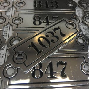 Antik vernickelt Messing Locker Anzahl Teller oder Schrank-Tag - Tresor-Box-Nummer - Steampunk-Nummer - Postfach