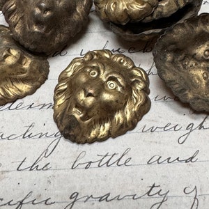 Vintage lion head  - antique brass Embellishment - victorian- lion face - gold lion