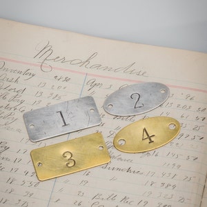 Etiquetas numeradas de latón o aluminio perforadas a mano - Etiquetas numeradas personalizadas para casilleros - Placas de números rectangulares u ovaladas - Números de habitaciones de hotel