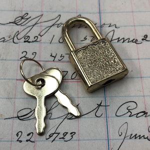 Messing hangslot in vintage stijl - klein sieradendoosje bagageslot - klein gouden loperslot - slot en valentijnsslot