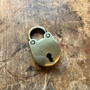 Hangslot messing look vintage stijl - slot klein sieradendoosje - bagageslot - klein goudkleurig sleutelslot - slot en sleutel Valentijnsdag