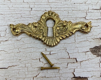 Vintage ornate escutcheon plate - keyhole - antique brass pendant charm