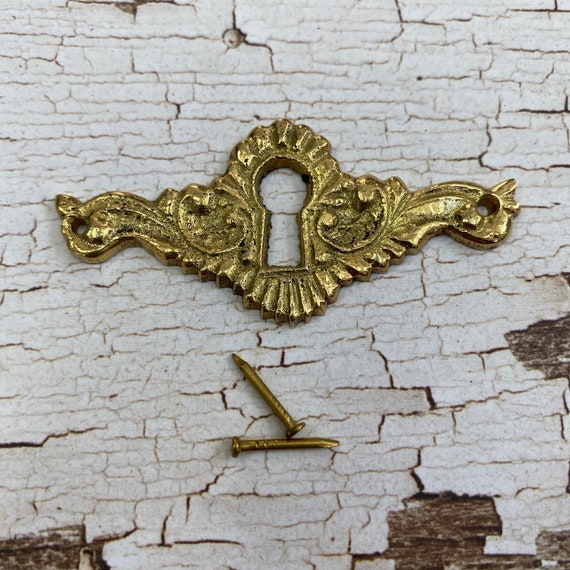 Vintage ornate escutcheon plate - keyhole - antique brass pendant charm