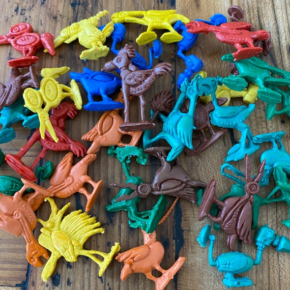 Lot of 5 vintage Bird figurine toys - birds gum ball machine charm - old children trinket toy