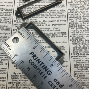 Etiketthållare i metall i vintagestil för lådor - Välj färg - etiketthållare i antik mässing - apoteksetikett, kortkatalog - biblioteksskåp bild 4