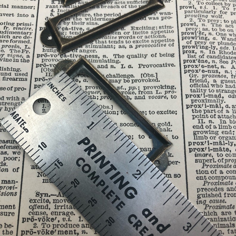 Etiketthållare i metall i vintagestil för lådor - Välj färg - etiketthållare i antik mässing - apoteksetikett, kortkatalog - biblioteksskåp bild 4