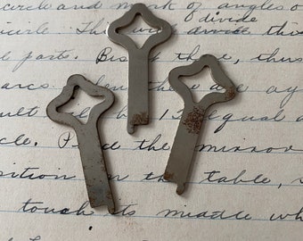 Star shaped Flat skeleton Key set of 3, star Antique skeleton key, Vintage lock key, rusty old keys, small key