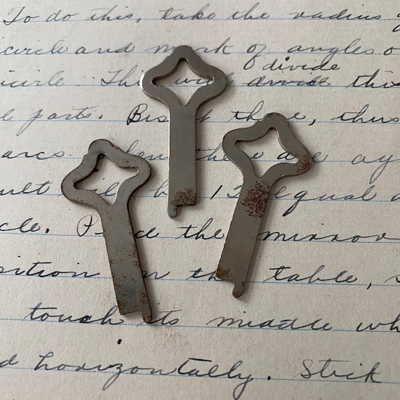 Star shaped Flat skeleton Key set of 3, star Antique skeleton key, Vintage lock key, rusty old keys, small key