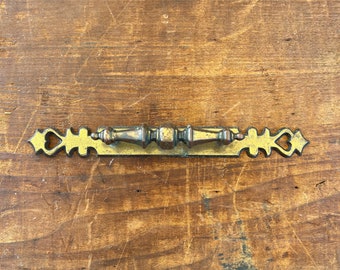 Vintage mässingsskåpsknopp eller lådhandtag - Snygga små mässingsdörrhandtag - antik guldbeslag - mässingsbakplatta