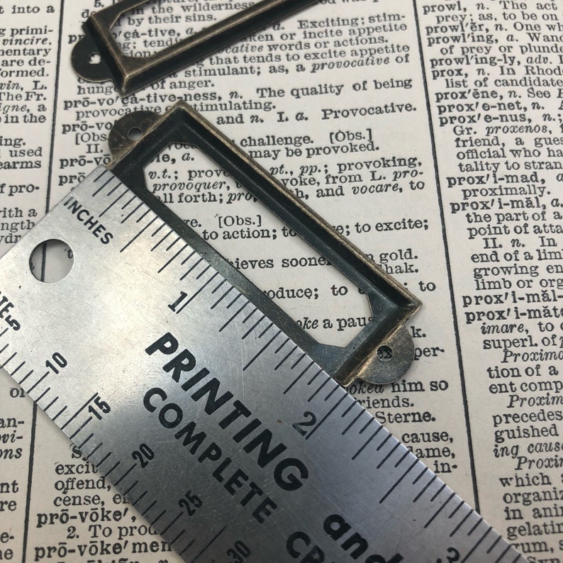 Etiketthållare i metall i vintagestil för lådor - Välj färg - etiketthållare i antik mässing - apoteksetikett, kortkatalog - biblioteksskåp bild 5