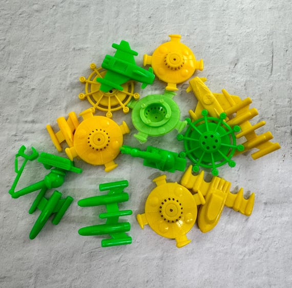 Lot of 5 vintage vending machine spaceship robot toys - Green and yellow robot gum ball machine charm - old children trinket toy