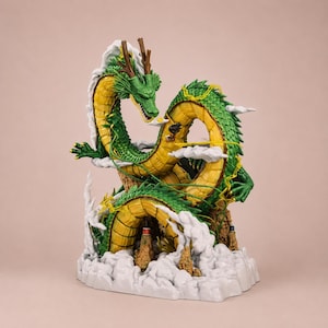 Peut inclure: Figurine détaillée d'un dragon vert et jaune avec un corps serpentin, posé au milieu de nuages blancs. Le dragon a une tête détaillée avec des bois et est enroulé autour d'une base rocheuse. L'objet est un objet de collection.