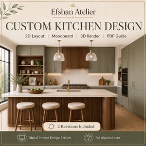 Puede incluir: Un anuncio de servicio de diseño de interiores digital de Efshan Atelier con un diseño de cocina personalizado. La imagen muestra una cocina con gabinetes verde salvia, una isla grande con tres taburetes beige, una campana extractora de madera con listones y dos lámparas colgantes de vidrio.