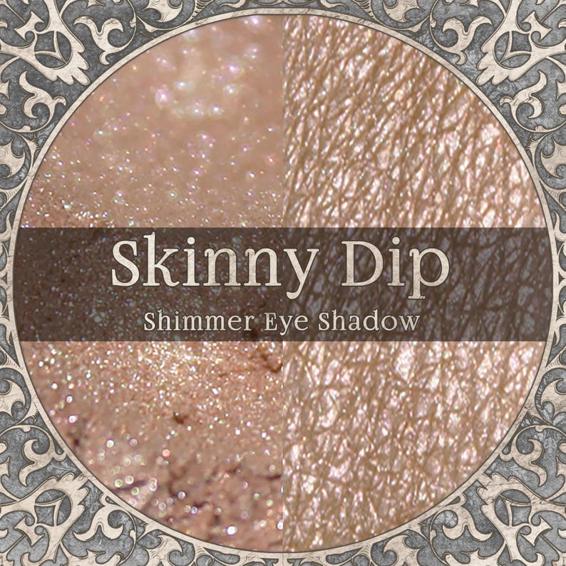 Puede incluir: Un gr&aacute;fico circular con una vista dividida de la sombra de ojos brillante Skinny Dip. El lado izquierdo muestra pigmento beige brillante suelto, mientras que el derecho muestra una aplicaci&oacute;n suave. El texto Skinny Dip Shimmer Eye Shadow est&aacute; centrado.