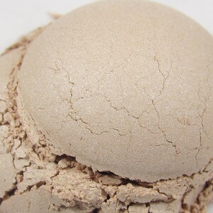 Sombra de ojos PETTICOAT: Beige pálido brillante, maquillaje vegano, imagen 3